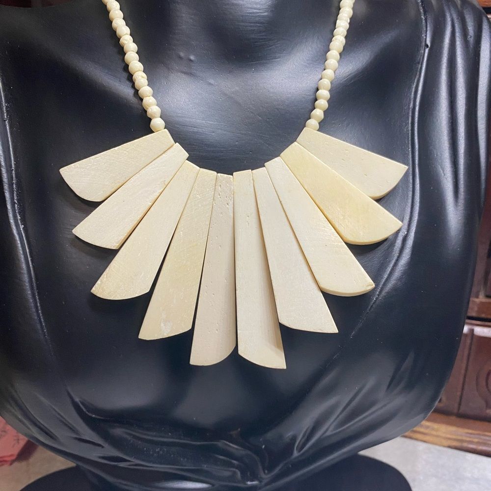 𝅺VINTAGE bone bead choker necklace